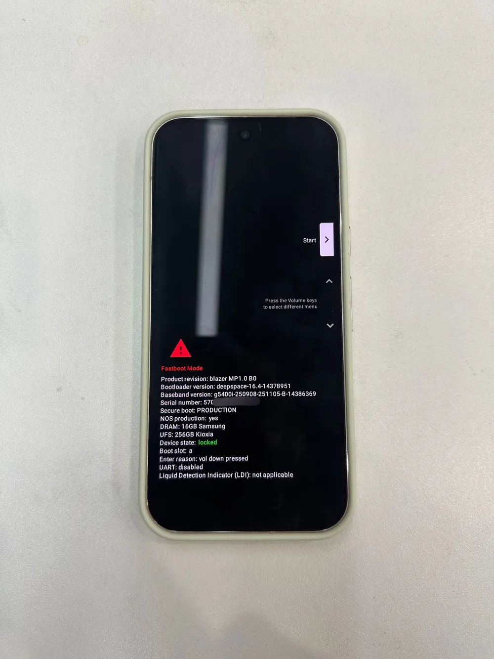 Pixel 10 Pro 的 Fastboot 界面，Device state 显示 locked